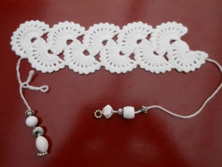 001 Boekenlegger wit met kralen 25 cm lang (voorbeeld). 